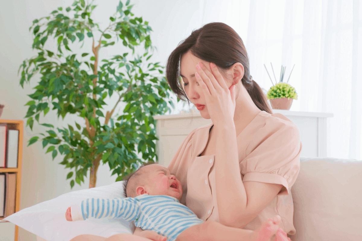 Phụ nữ thay đổi tâm sinh lý sau sinh, người chồng cần làm gì?